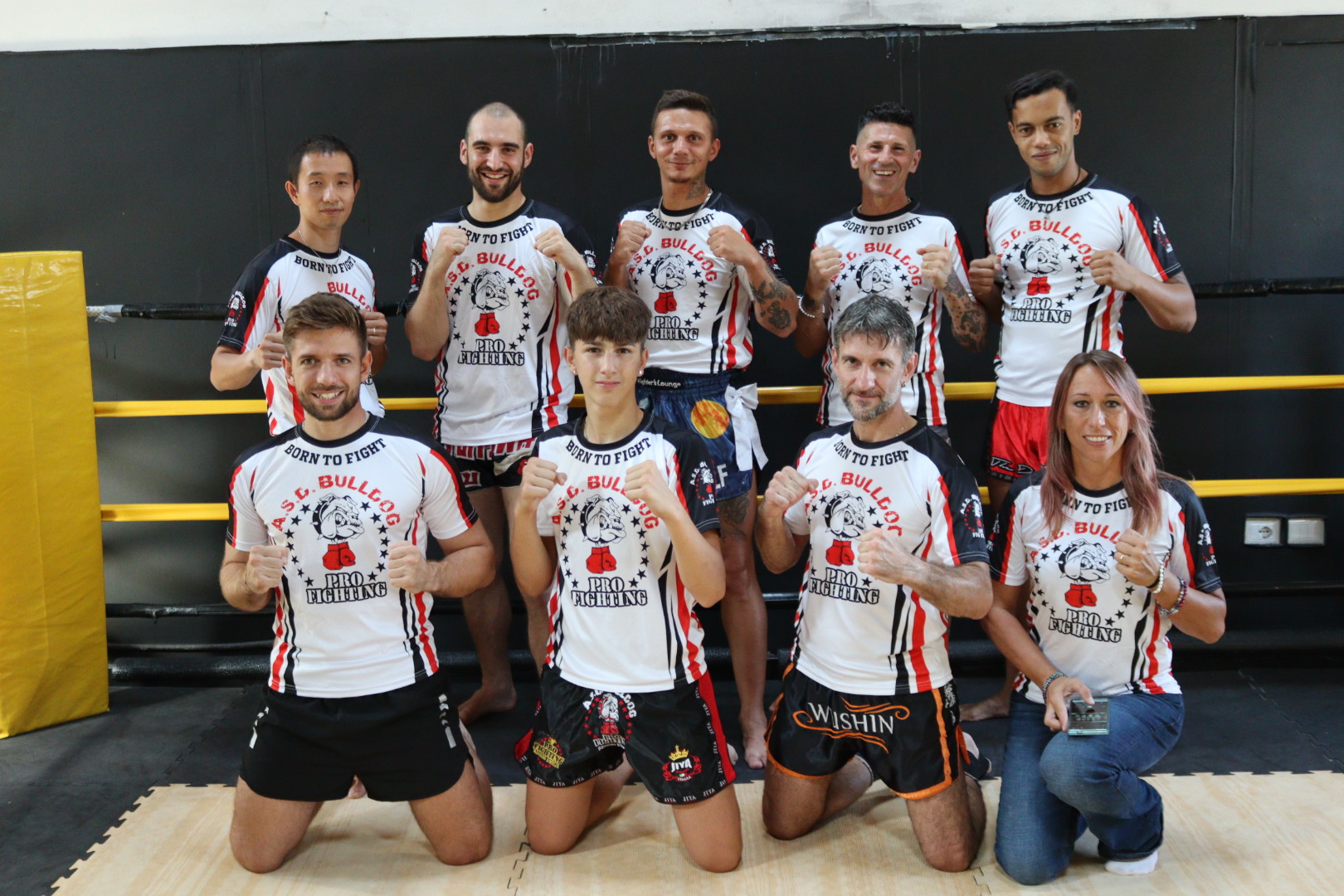 Il team di istruttori e atleti della ASD Bulldog sul ring della palestra